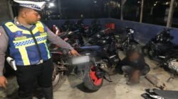 Aparat kepolisian Satlantas Polres Sekadau mengamankan sejumlah sepeda motor yang menggunakan knalpot bising tidak standar dalam patroli rutin malam akhir pekan.