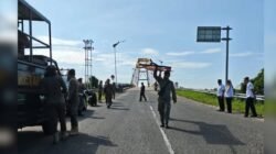 Anggota Satpol PP Kabupaten Ketapang sedang menertibkan atribut atau banner yang terpasang tidak pada tempatnya di kawasan Jembatan Pawan 5. (Dok. HO/Faktakalbar.id)
