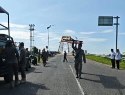Satpol PP Ketapang Tertibkan Banner Liar dan Imbau Pembuatan Drainase