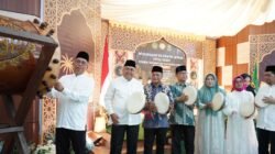 Sekretaris Daerah Kota Pontianak, Amirullah, memukul bedug didampingi sejumlah tokoh masyarakat yang memegang rebana sebagai tanda resmi dibukanya MTQ ke-34 tingkat Kecamatan Pontianak Barat. (Dok. HO/Faktakalbar.id)