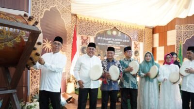 Sekretaris Daerah Kota Pontianak, Amirullah, memukul bedug didampingi sejumlah tokoh masyarakat yang memegang rebana sebagai tanda resmi dibukanya MTQ ke-34 tingkat Kecamatan Pontianak Barat. (Dok. HO/Faktakalbar.id)