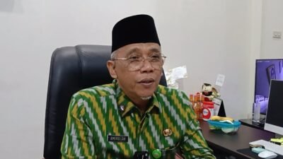 Sekretaris Daerah Kota Pontianak, Amirullah, saat memberikan keterangan pers di ruang kerjanya guna mengklarifikasi wacana pemblokiran NIK bagi orang tua yang tidak menafkahi anak pascaperceraian. (Dok. HO/Faktakalbar.id)