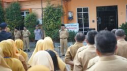 Sekretaris Daerah Kota Pontianak, Amirullah, memberikan arahan saat memimpin kegiatan apel pagi pembinaan Aparatur Sipil Negara di halaman Kantor Terpadu Jalan Alianyang. (Dok. HO/Faktakalbar.id)