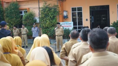 Sekretaris Daerah Kota Pontianak, Amirullah, memberikan arahan saat memimpin kegiatan apel pagi pembinaan Aparatur Sipil Negara di halaman Kantor Terpadu Jalan Alianyang. (Dok. HO/Faktakalbar.id)