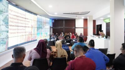 Sekretaris Daerah Kota Pontianak, Amirullah, memimpin kegiatan High Level Meeting Monitoring dan Evaluasi Capaian Realisasi Pendapatan Asli Daerah (PAD) Triwulan I Tahun 2026 di Ruang Pontive Center. (Dok. HO/Faktakalbar.id)