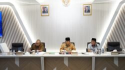 Sekretaris Daerah Kota Pontianak, Amirullah, tengah memimpin rapat koordinasi panitia persiapan pelaksanaan Rakor APEKSI Komwil V Regional Kalimantan di Ruang Rapat Wali Kota. (Dok. HO/Faktakalbar.id)
