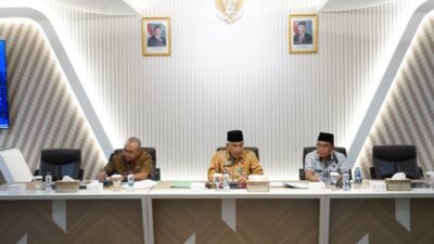 Sekretaris Daerah Kota Pontianak, Amirullah, tengah memimpin rapat koordinasi panitia persiapan pelaksanaan Rakor APEKSI Komwil V Regional Kalimantan di Ruang Rapat Wali Kota. (Dok. HO/Faktakalbar.id)