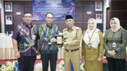 Sekretaris Daerah Kota Pontianak, Amirullah, menerima plakat penghargaan dari perwakilan Bank Kalbar didampingi Kepala BKAD Kota Pontianak pada acara bimbingan teknis penggunaan KKPD. (Dok. HO/Faktakalbar.id)