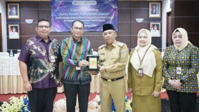 Sekretaris Daerah Kota Pontianak, Amirullah, menerima plakat penghargaan dari perwakilan Bank Kalbar didampingi Kepala BKAD Kota Pontianak pada acara bimbingan teknis penggunaan KKPD. (Dok. HO/Faktakalbar.id)