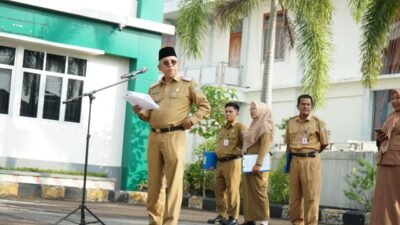 Sekda Kota Pontianak Amirullah memberikan arahan dan menekankan pentingnya pemahaman tupoksi saat apel pagi ASN di Kecamatan Pontianak Selatan. (Dok. HO/Faktakalbar.id)