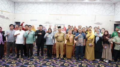 Sekda Kota Pontianak Amirullah berfoto bersama para pengurus ormas usai pembukaan Bimtek penyusunan LPJ dana hibah di Hotel Ibis. (Dok. HO/Faktakalbar.id)