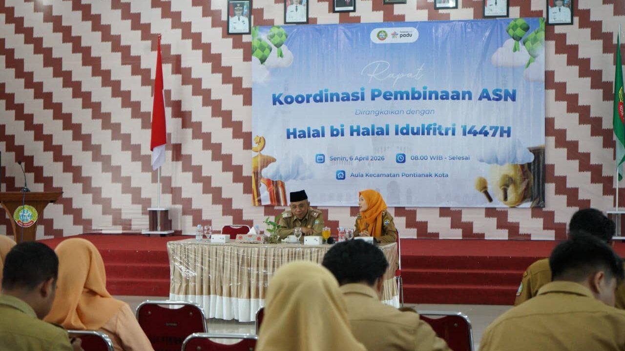Sekretaris Daerah Kota Pontianak, Amirullah, memberikan arahan dalam Rapat Koordinasi Pembinaan ASN dan Halalbihalal di Aula Kecamatan Pontianak Kota. (Dok. HO/Faktakalbar.id)