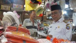 Sekretaris Daerah Kota Pontianak, Amirullah, sedang berdialog dengan pedagang dan mengecek langsung harga barang kemasan plastik saat melakukan peninjauan di Pasar Flamboyan pasca Idulfitri. (Dok. HO/Faktakalbar.id)