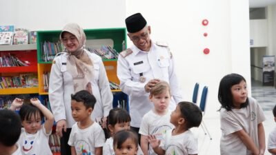 Sekretaris Daerah Kota Pontianak Amirullah bersama Kepala Disperpusip Kota Pontianak Rendrayani tampak ramah menyapa anak-anak di sela kegiatan yang berlangsung di Perpustakaan Kota Pontianak. (Dok. HO/Faktakalbar.id)