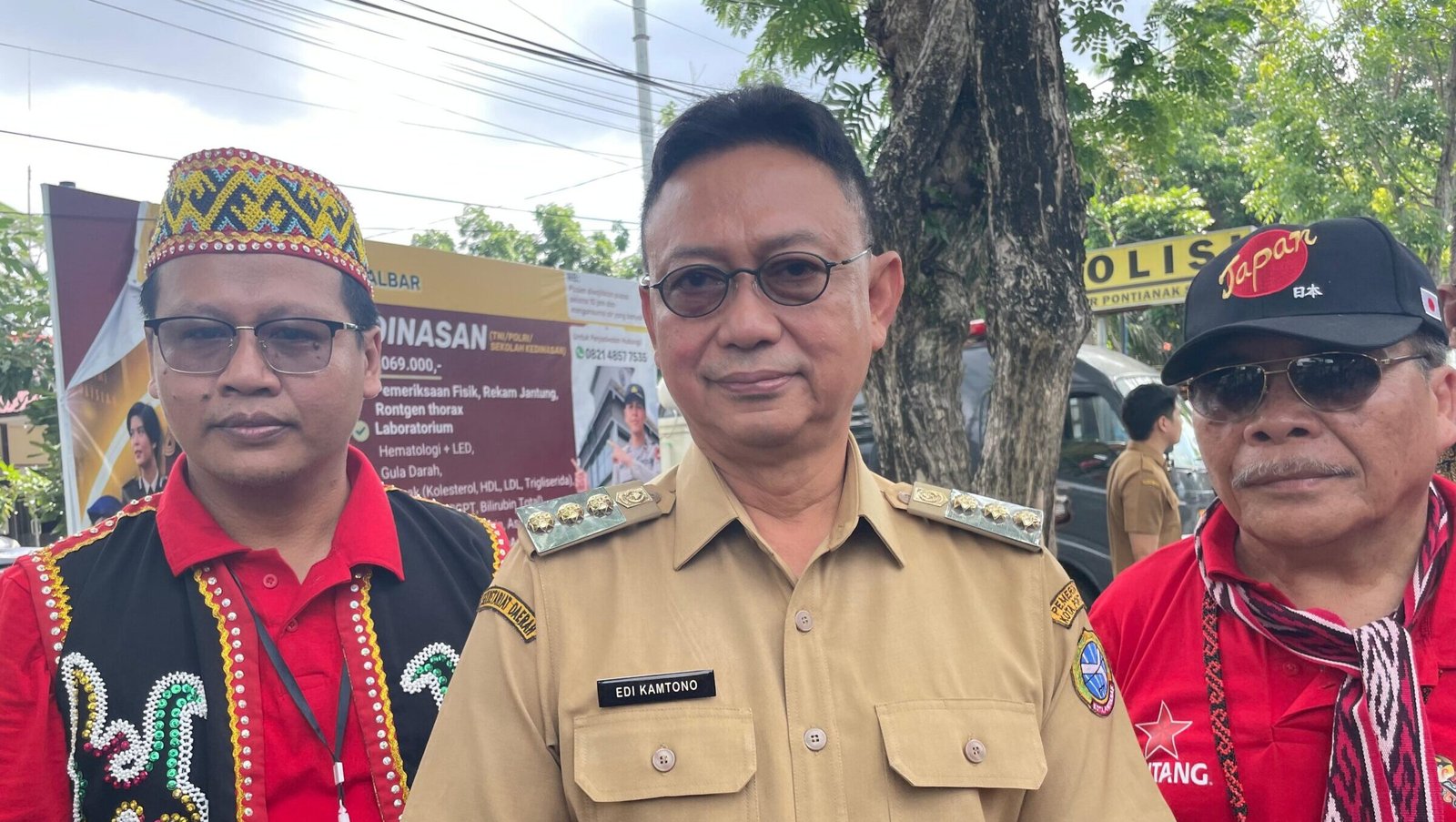 "Delegasi Sarawak Malaysia turut ramaikan karnaval budaya Naik Dango 2026 di Pontianak. Agenda tahunan ini diharapkan tingkatkan ekonomi UMKM warga. "