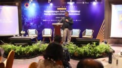 Deputi Bidang Sistem dan Strategi BNPB saat memberikan pemaparan terkait pentingnya pengembangan teknologi dan industrialisasi di sektor penanggulangan bencana.