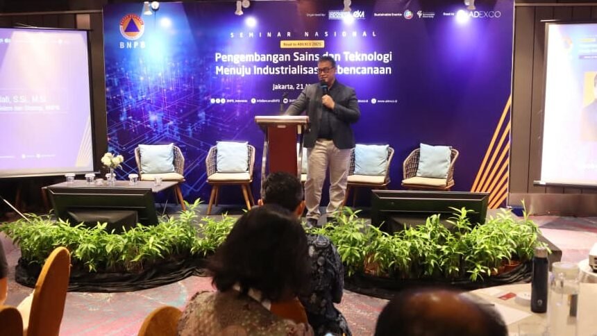 Deputi Bidang Sistem dan Strategi BNPB saat memberikan pemaparan terkait pentingnya pengembangan teknologi dan industrialisasi di sektor penanggulangan bencana.