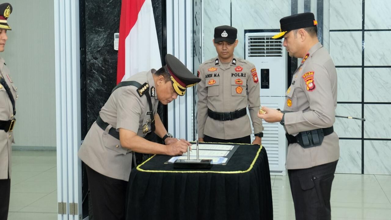 Kapolda Kalimantan Barat Irjen Pol Pipit Rismanto saat memimpin upacara serah terima jabatan Inspektur Pengawas Daerah di Balai Kemitraan Polda Kalbar.