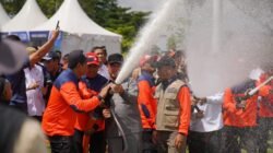 Wali Kota Pontianak Edi Rusdi Kamtono bersama para petugas menyemprotkan air menggunakan selang pemadam dalam rangkaian simulasi pada Apel Kesiapsiagaan Karhutla di Halaman Kantor Gubernur Kalbar. (Dok. HO/Faktakalbar.id)