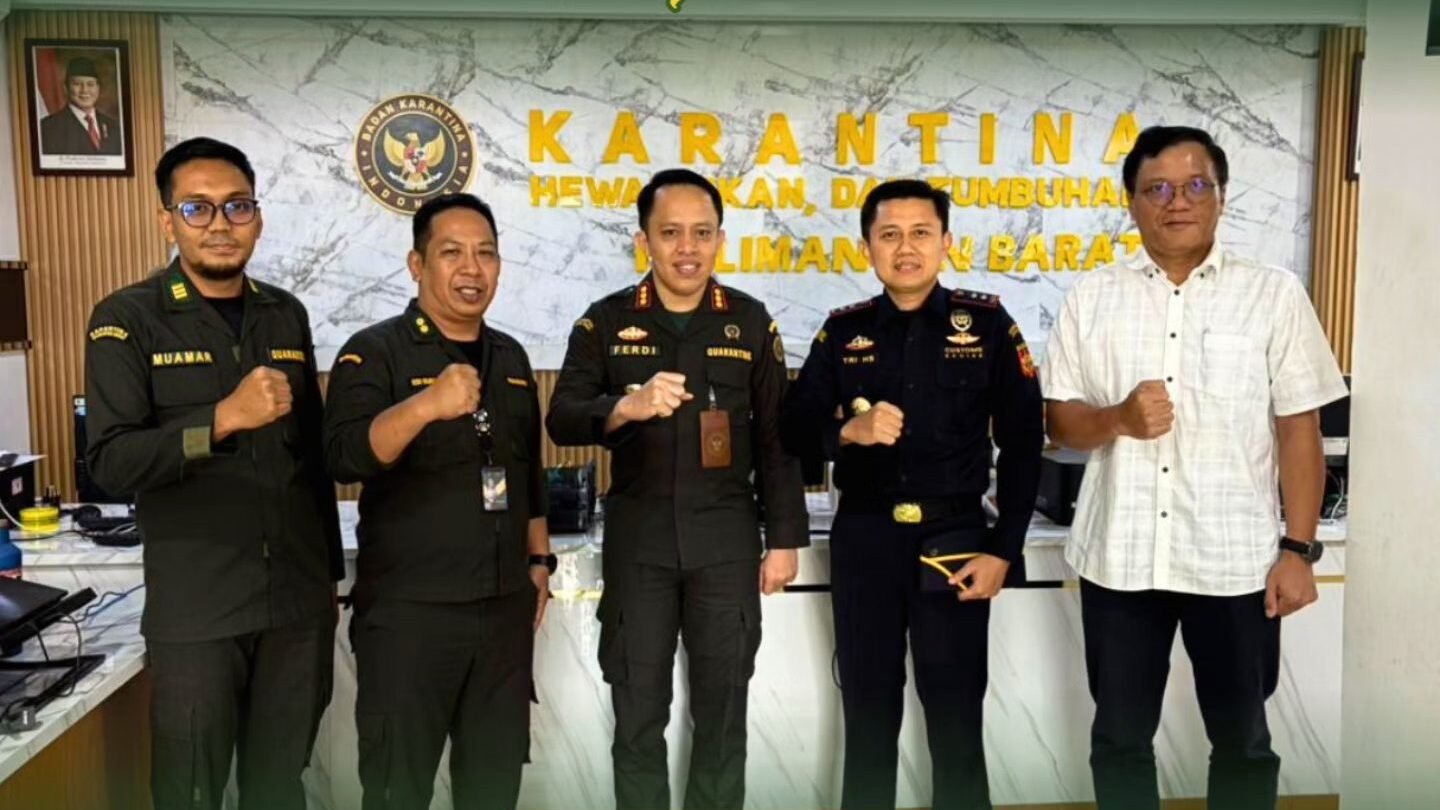 Kepala Karantina Kalimantan Barat, Ferdi, bersama Kepala Kantor Pelayanan Bea dan Cukai Pontianak, Tri Haryono Suhud, beserta jajaran berfoto bersama usai melakukan rapat koordinasi penguatan pengawasan. (Dok. HO/Faktakalbar.id)