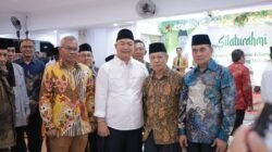 "Bupati Ketapang Alexander Wilyo mendesak perusahaan swasta memprioritaskan tenaga kerja lokal. Pemerintah daerah juga tengah mengawal usulan Daerah Otonomi Baru (DOB). Bupati Ketapang Alexander Wilyo mendesak perusahaan swasta memprioritaskan tenaga kerja lokal. Pemerintah daerah juga tengah mengawal usulan Daerah Otonomi Baru (DOB). "