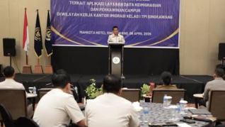 Suasana gelar wicara terkait pemanfaatan teknologi pengelolaan data keimigrasian yang diselenggarakan di Hotel Mahkota Singkawang, Senin (6/4/2026).