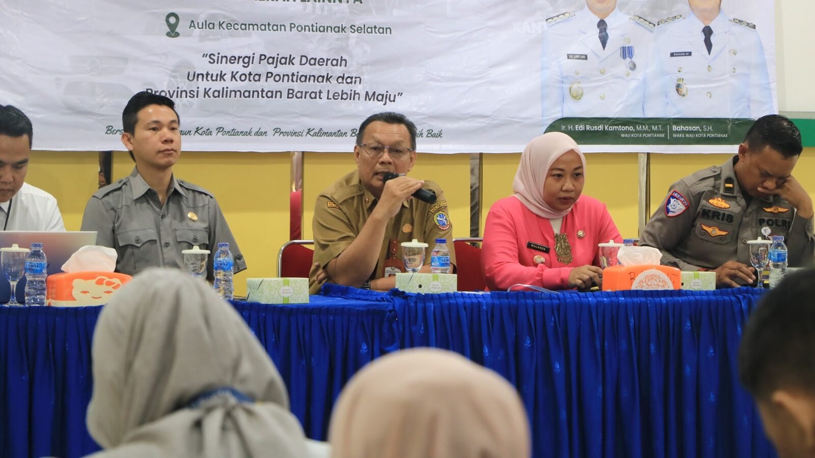 Kepala Bapenda Kota Pontianak, Ruli Sudira, tengah memberikan pemaparan dalam kegiatan Sosialisasi Digitalisasi Pajak Daerah di Aula Kecamatan Pontianak Selatan. (Dok. HO/Faktakalbar.id)