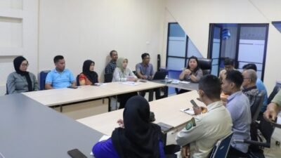 Suasana sosialisasi penerapan platform Omnichannel kepada pengelola media sosial OPD di lingkungan Pemerintah Kota Singkawang untuk mempercepat transformasi digitalisasi layanan terpadu.