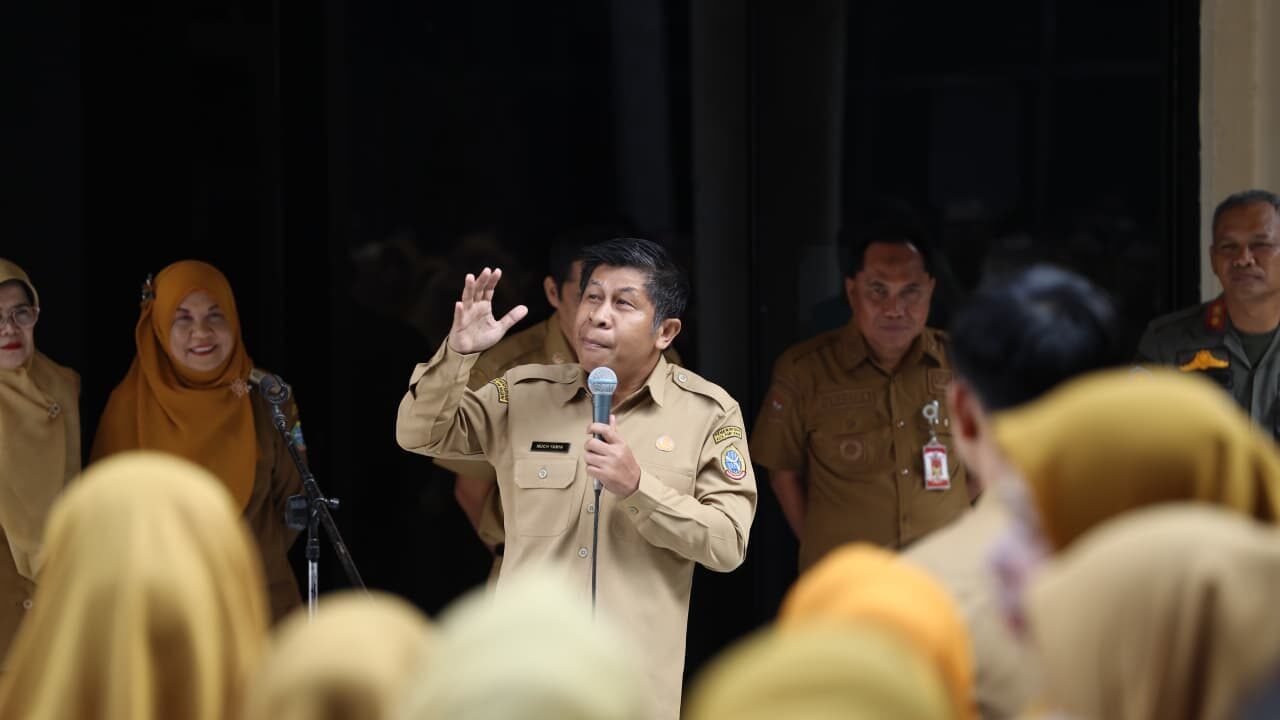 Staf Ahli Wali Kota Pontianak Bidang Keuangan dan Pembangunan, Muchammad Yamin, memberikan arahan kepada jajaran Aparatur Sipil Negara saat memimpin apel pagi rutin di halaman Kantor Wali Kota Pontianak. (Dok. HO/Faktakalbar.id)