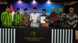 "STAI Al-Haudl Ketapang resmi dialihkan pengelolaannya ke Muhammadiyah. Simak rencana transformasi institusi ini menjadi universitas di masa depan."