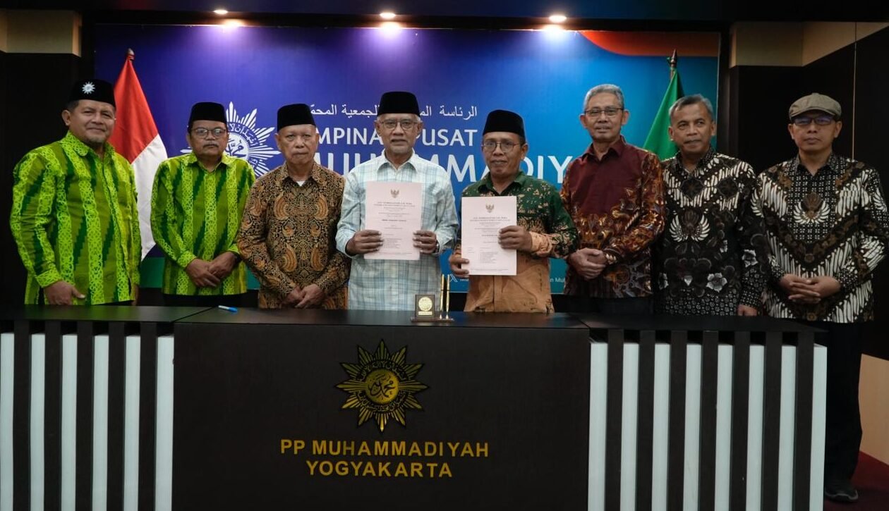 "STAI Al-Haudl Ketapang resmi dialihkan pengelolaannya ke Muhammadiyah. Simak rencana transformasi institusi ini menjadi universitas di masa depan."