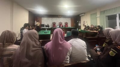 Suasana jalannya persidangan dengan agenda pembacaan putusan praperadilan terkait kasus dugaan tindak pidana korupsi dana hibah oleh hakim tunggal di ruang sidang Pengadilan Negeri Pontianak.