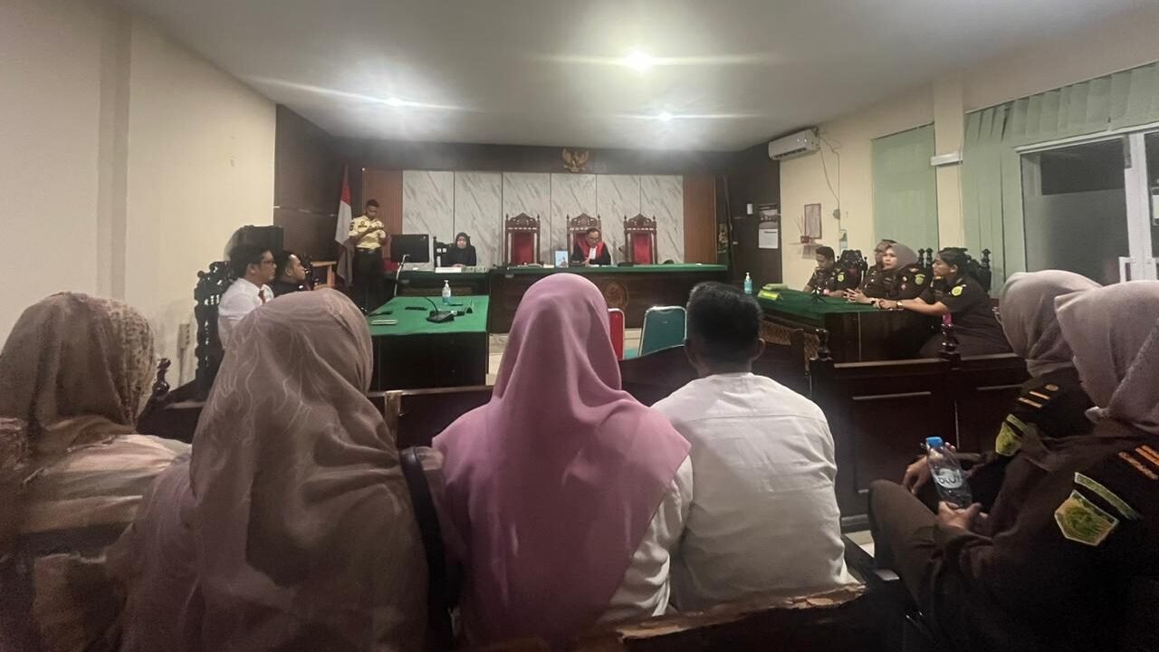Suasana jalannya persidangan dengan agenda pembacaan putusan praperadilan terkait kasus dugaan tindak pidana korupsi dana hibah oleh hakim tunggal di ruang sidang Pengadilan Negeri Pontianak.