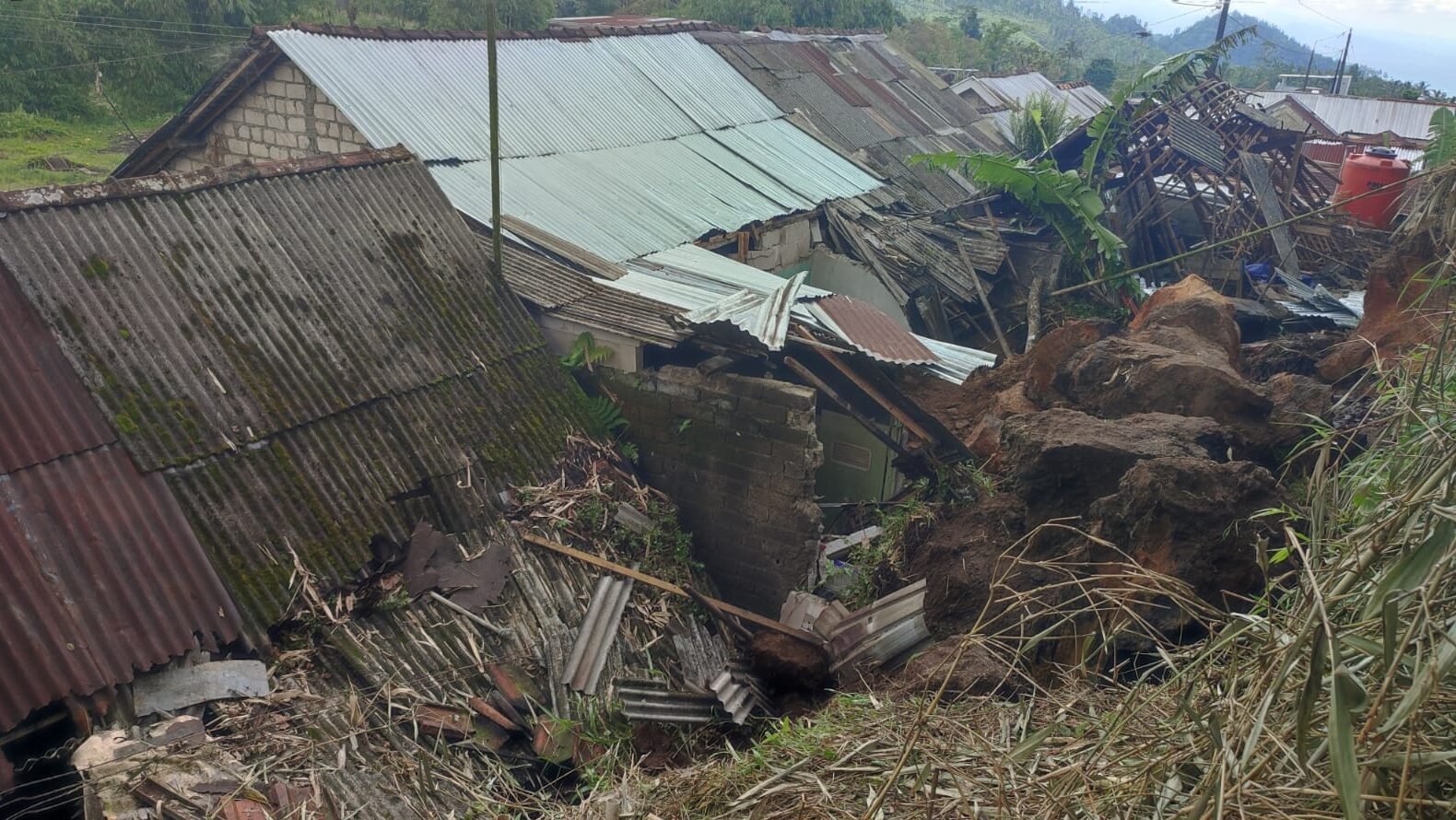 Lereng bukit longsor menimpa warga dan merusak tiga rumah di wilayah Kecamatan Mrebet, Kabupaten Purbalingga, Provinsi Jawa Tengah pada Minggu (12/4). Sumber foto: BPBD Kabupaten Purbalingga