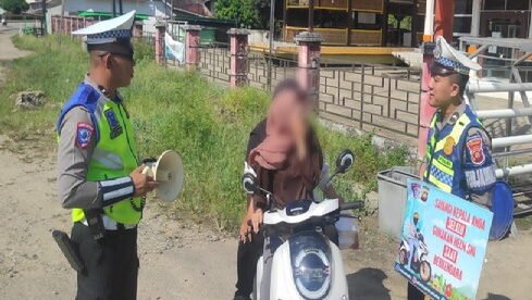 Petugas Satlantas memberikan teguran persuasif kepada sejumlah pengendara remaja yang kedapatan tidak menggunakan helm berstandar SNI di Sekadau Hilir.