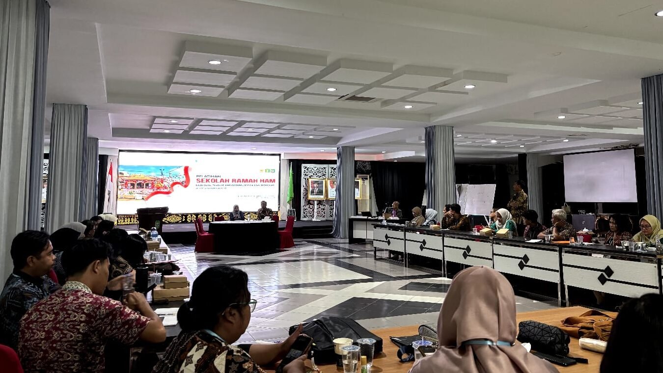 "Komnas HAM RI memberikan pelatihan Sekolah Ramah HAM kepada 30 guru SMP dan SMA di Kota Singkawang untuk mencegah praktik kekerasan dan diskriminasi di sekolah."