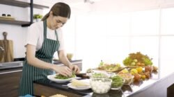 "Sedang emosi atau stres? Daripada marah-marah, cobalah masuk ke dapur. Kenali alasan ilmiah mengapa memasak bisa menjadi saluran pelampiasan amarah yang sehat."