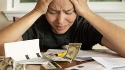 "Fenomena mahasiswa tingkat akhir yang bekerja sambil menyusun skripsi sering kali dipandang sebagai ambisi. Padahal, banyak yang terpaksa akibat sistem kemiskinan struktural."