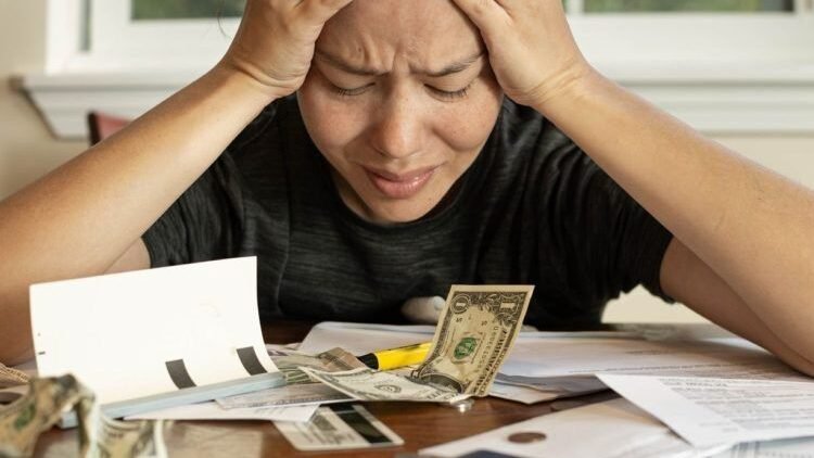 "Fenomena mahasiswa tingkat akhir yang bekerja sambil menyusun skripsi sering kali dipandang sebagai ambisi. Padahal, banyak yang terpaksa akibat sistem kemiskinan struktural."