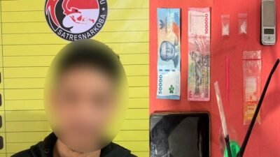 Seorang Tersangka beserta Barang bukti berupa puluhan paket sabu, timbangan digital, dan alat isap yang disita petugas dari dua tersangka pengedar narkotika di Kelurahan Sungai Sengkuang. (Dok. Ist)