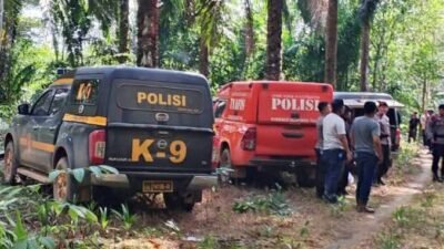 Tim Buser Polres Ketapang menyisir kawasan Desa Air Upas guna memburu pelaku teror di Ketapang yang nekat membakar puluhan rumah dan pondok milik warga.