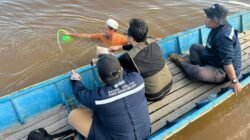 Tim Penyelidik Bumi dari Badan Geologi Kementerian ESDM saat melakukan pengecekan dan pengambilan sampel di lokasi titik rembesan gas di Kecamatan Bunut Hilir.