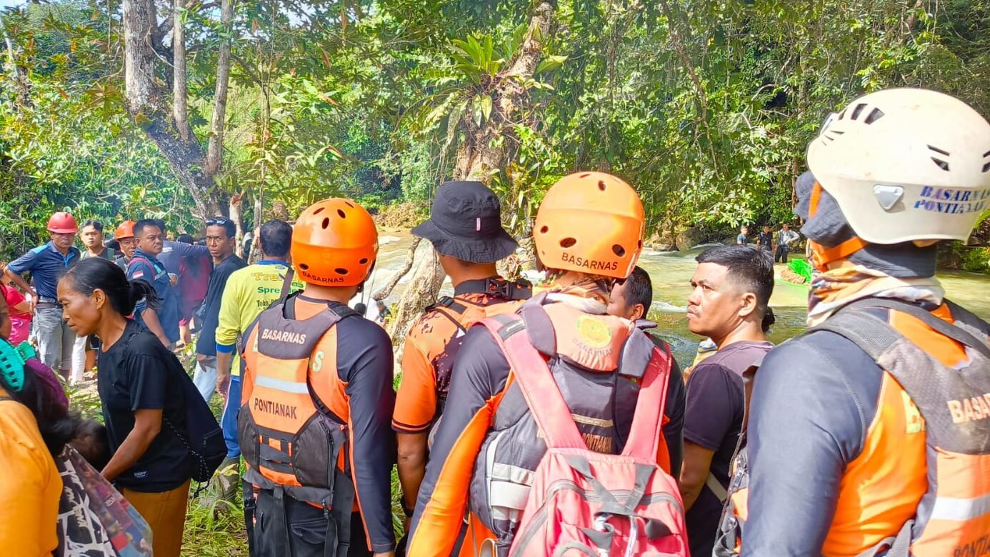 "Tim SAR gabungan temukan Inam Apelia (14) yang tenggelam di Riam Kecala, Sanggau. Korban ditemukan meninggal dunia setelah terseret arus deras saat mandi. "
