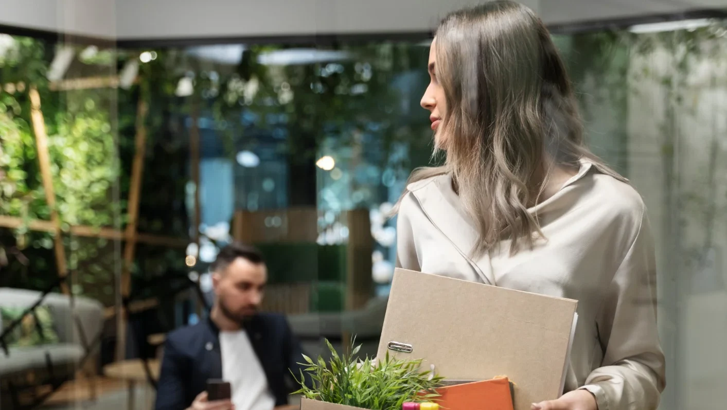 "Bukan karena malas, banyak Gen Z kini memilih mengundurkan diri dari pekerjaan yang menekan demi menerapkan gaya hidup slow living. Berikut enam alasan utamanya."