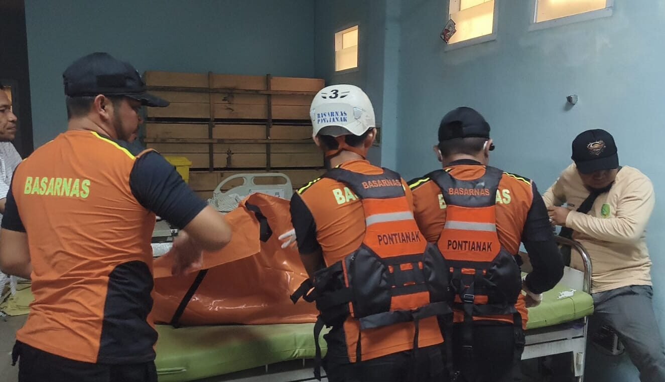 "Sempat hilang secara misterius dengan meninggalkan sepeda motor di jembatan, seorang pemuda akhirnya ditemukan tewas tenggelam di Sungai Sambas Kecil."