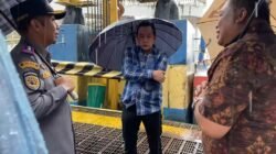 Anggota Komisi V DPR RI Yuliansyah bersama Wali Kota Pontianak Edi Rusdi Kamtono meninjau kondisi dermaga feri Bardanadi-Siantan di tengah hujan. (Dok. HO/Faktakalbar.id)