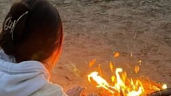 "Jangan batalkan rencana liburan Anda. Simak 5 tips menjaga diri bagi perempuan saat sedang datang bulan ketika camping di alam bebas agar tetap aman dan nyaman."