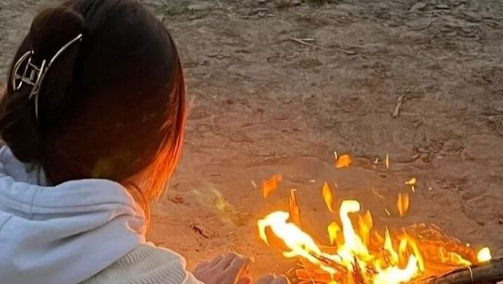 "Jangan batalkan rencana liburan Anda. Simak 5 tips menjaga diri bagi perempuan saat sedang datang bulan ketika camping di alam bebas agar tetap aman dan nyaman."