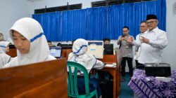 Mendikdasmen Abdul Mu'ti pastikan TKA SMP berjalan jujur. Ia melarang pengawas main medsos dan menyebut tes ini sebagai referensi masuk sekolah. (Dok: Kemendikdasmen)