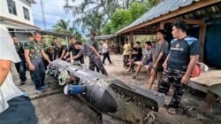 Anggota TNI AL bersama warga sedang memeriksa dan mengamankan sebuah benda yang diduga sebagai Unmanned Underwater Vehicle (UUV) atau robot bawah air yang ditemukan di pesisir pantai. (Dok. HO/Faktakalbar.id)